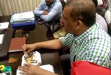 पत्नी का मंगलसूत्र और गहने लेकर जलनिगम के ऑफिस पहुंचे सपा विधायक