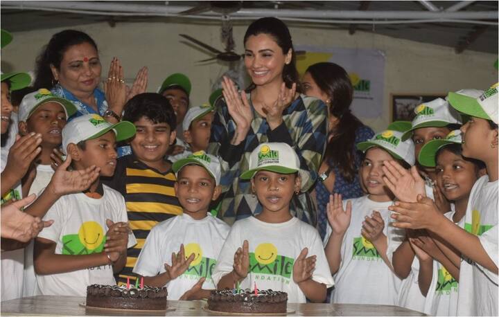  बॉलीवुड फिल्म 'जय हो' की एक्ट्रेस डेजी शाह ने अपनी तस्वीरें सोशल मीडिया के जरिए फैंस के साथ शेयर की. इन तस्वीरों में वो बच्चों के साथ डांस करती और केक काटती नजर आईं. फोटो - इंस्टाग्राम