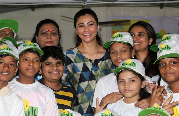 बॉलीवुड अभिनेत्री अभिनेत्री डेजी शाह आज अपना 34वां बर्थडे सेलिब्रेट कर रही हैं. कल ये अभिनेत्री अपनी मां के साथ एनजीओ स्माइल फाउंडेशन पहुंचीं और बच्चों के साथ अपना जन्मदिम्न मनाया.