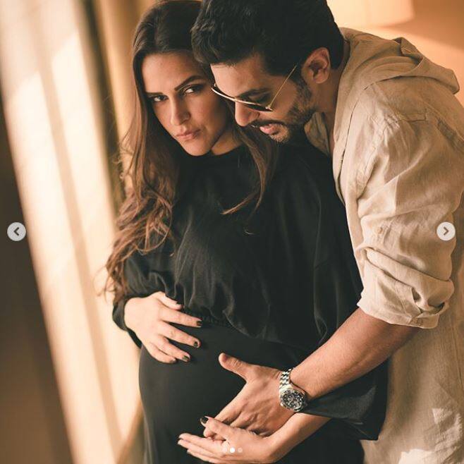 तस्वीरों में साफ है कि नेहा और अंगद नए मेहमान का स्वागत करने के लिए काफी उत्सुक हैं. (Photo: angadbedi)