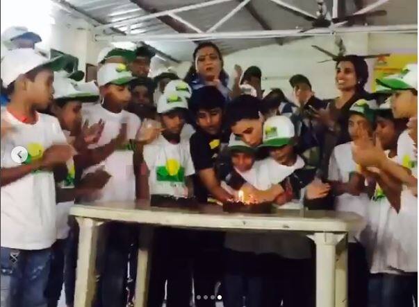 इन तस्वीर में डेजी शाह बच्चों के साथ केक काटती नजर आ रही हैं.