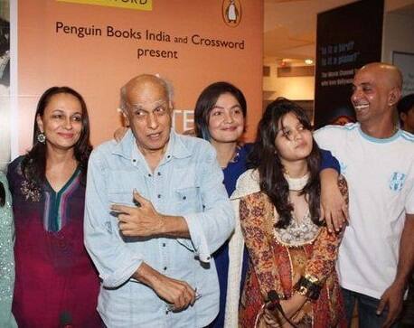 आलिया भट्ट- राहुल भट्ट: छोटी सी उम्र में स्टारडम की सीढ़िया चढ़ चुकी अभिनेत्री आलिया भट्ट और उनकी बहन अभिनेत्री पूजा भट्ट को तो देश भर में सभी जानते हैं लेकिन क्या आप उनके भाई के बारे में कुछ जानते हैं. आलिया भट्ट के भाई का नाम है राहुत भट्ट. राहुल 'बिग बॉस' के सीजन 4 में बतैर कंटेस्टेंट भाग ले चुके हैं लेकिन उन्हें लोकप्रियता नहीं मिली. 