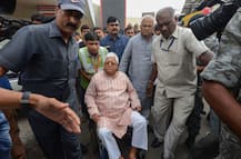 मुंबई के अस्पताल से डिस्चार्ज होने के बाद पटना पहुंचे लालू, 30 अगस्त तक करना है सरेंडर