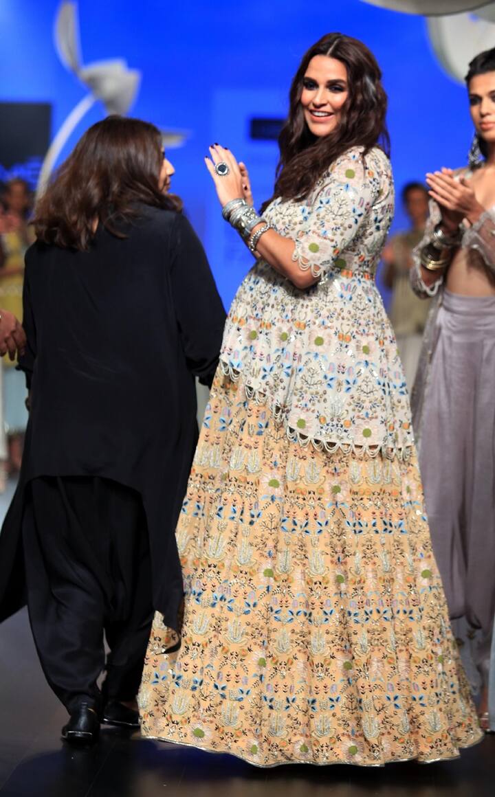 नेहा ने कहा कि आज जो भी वीडियोज़ में उनका यह रैंप वॉक कैद हो रहा है. वह चाहती हैं कि जब उनका बच्चा हो, तो वह उससे कहें कि उन्होंने रैंप पर उस वक्त ही डेब्यू कर लिया था. नेहा कहती हैं कि यह स्वीटेस फीलिंग हैं. (Photo: Fotocorp)