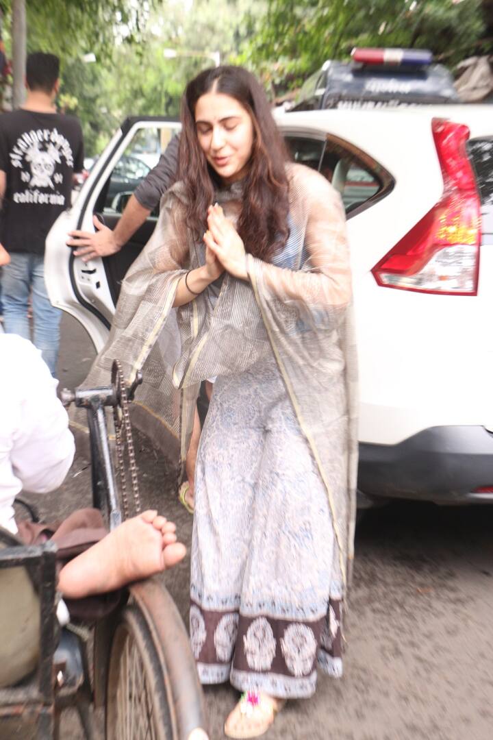 ऐसे में सारा के साथ-साथ वो सभी लोग काफी खुश दिखाई दे रहे थे. उन्होंने सारा को आशीर्वाद भी दिया. (तस्वीर: मानव मंगलानी)