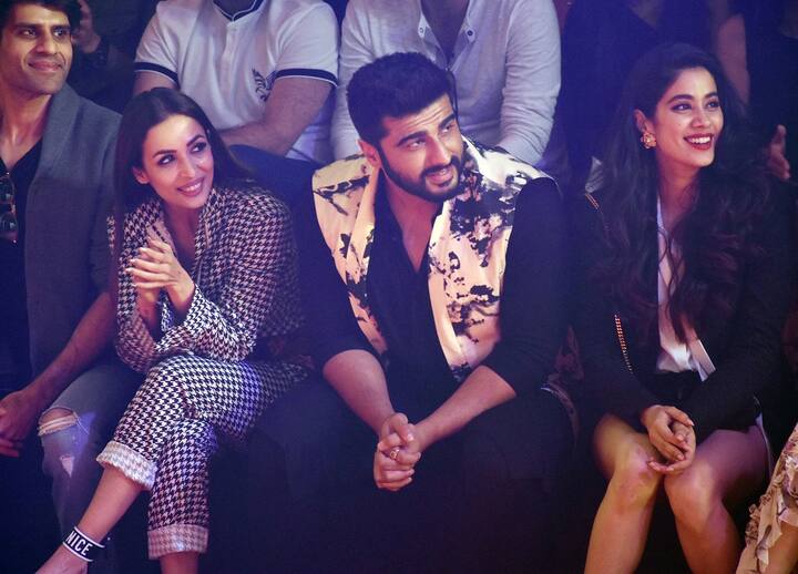 इस दौरान जहां अर्जुन एक तरफ मलाइका अरोड़ा बैठी थीं वहीं दूसरी तरफ उनकी बहन जाह्नवी कपूर नजर आ रही हैं. (तस्वीर: मानव मंगलानी) 