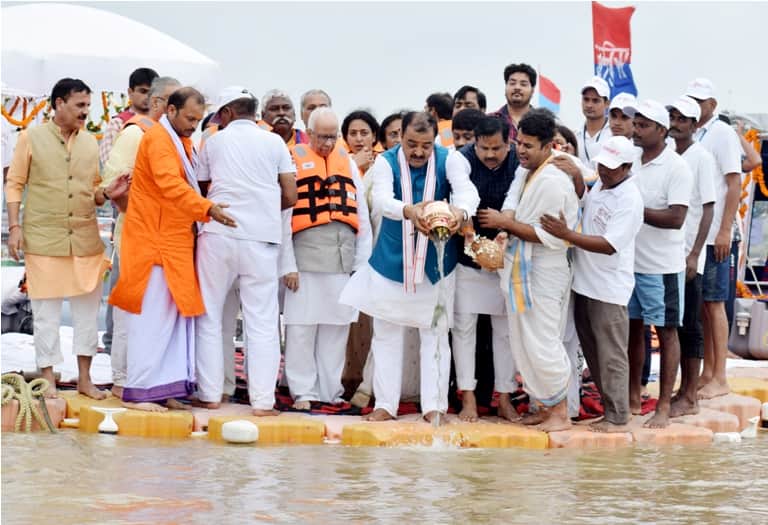 इलाहाबाद: संगम में विसर्जित की गईं वाजपेयी की अस्थियां, लोगों ने नम आंखों से दी अपने नेता को विदाई Atal Bihari Vajpayee ashes immersed in Sangam with rituals at Allahabad इलाहाबाद: संगम में विसर्जित की गईं वाजपेयी की अस्थियां, लोगों ने नम आंखों से दी अपने नेता को विदाई