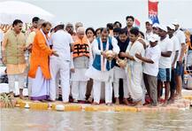 इलाहाबाद: संगम में विसर्जित की गईं वाजपेयी की अस्थियां, लोगों ने नम आंखों से दी अपने नेता को विदाई