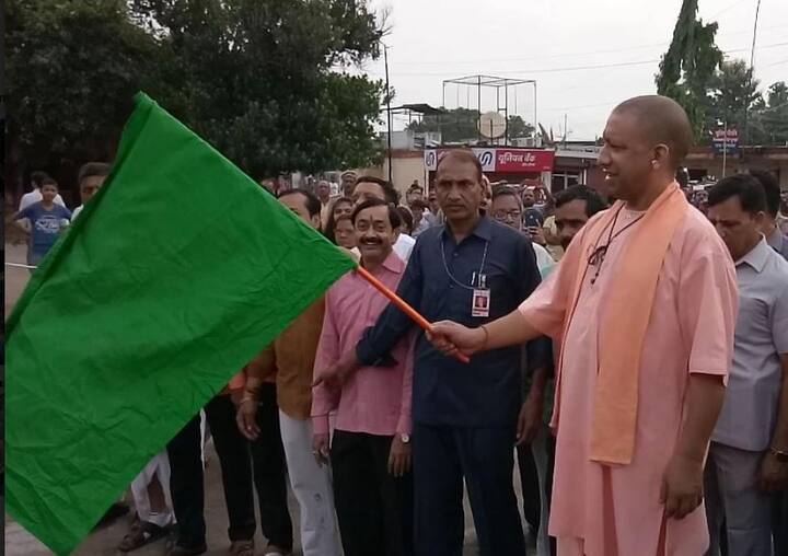 इस अवसर पर मुख्यमंत्री योगी आदित्यनाथ ने कहा कि भाई-बहन के पवित्र रिश्ते रक्षाबंधन का पर्व है. इसलिए सरकार ने बहनों के लिए नि:शुल्क यात्रा सुविधा प्रदान की है. जिससे वह अपने भाइयों की कलाइयों में रक्षा के सूत्र को बांध सकें. यह सुविधा बहनों को रात्रि 12 बजे तक प्रभावी रहेगी. भाई अपने बहन की रक्षा और सुरक्षा का संकल्प लेता है. मैं इस अवसर पर प्रदेशवासियों को रक्षाबंधन पर्व पर शुभकामनाएं देता हूं.