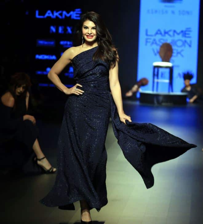 आपको बता दें कि जैकलीन फर्नांडिस बॉलीवुड में सिर्फ एक्टिंग के लिए बल्कि अपने बेहतरीन डांस मूव्स और फिटनेस के लिए भी जानी जाती हैं. फोटो - फोटोकॉर्प