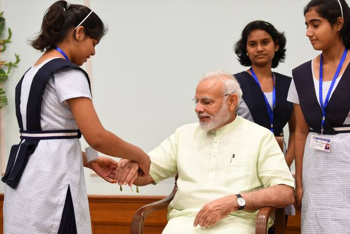 पूरे देश में आज रक्षाबंधन का त्योहार धूमधाम मनाया जा रहा है. इस दिन बहन अपने भाई को राखी बांधती हैं. फोटो - पीआईबी