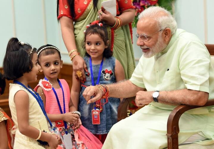  इस मौके पर प्रधानमंत्री मोदी की कुछ तस्वीरें भी सामने आई हैं. जहां वो राखी बंधवाते नजर आ रहे हैं. फोटो - पीआईबी