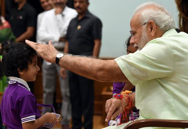 वहीं पीएम मोदी ने बच्चों के आशीर्वाद भी दिया. फोटो - पीआईबी