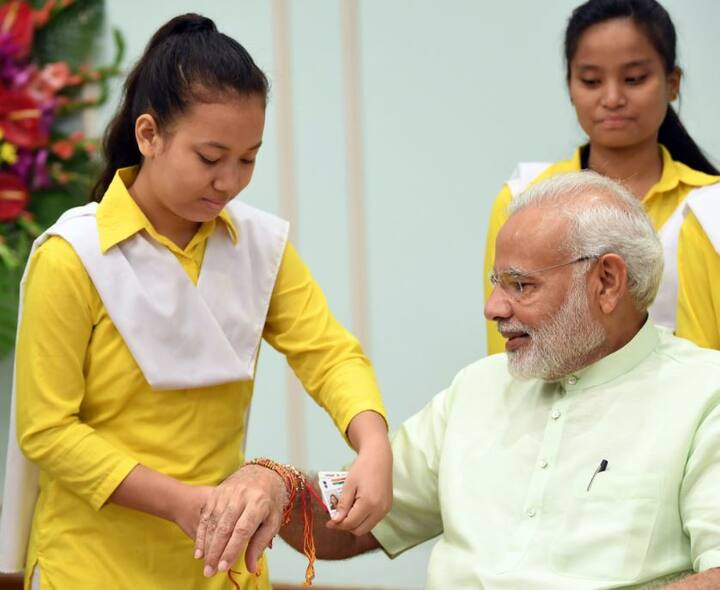  पीएम को राखी बांधने वालों में स्कूल की बच्चियां भी शामिल हैं. फोटो - पीआईबी