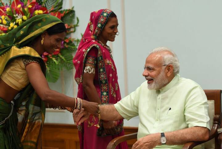 इससे पहले पीएम मोदी ने अपने स्पेशल कार्यक्रम 'मन की बात' में देशवासियों को रक्षाबंधन की शुभकामनाएं दी. फोटो - पीआईबी