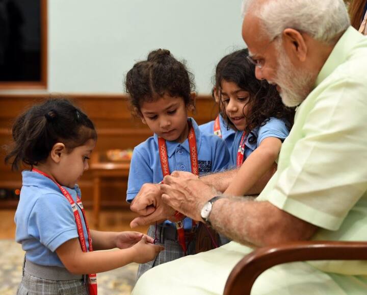  दरअसल, पीएम मोदी की कलाइयों पर नन्हें बच्चों ने राखी बांधी. फोटो - पीआईबी