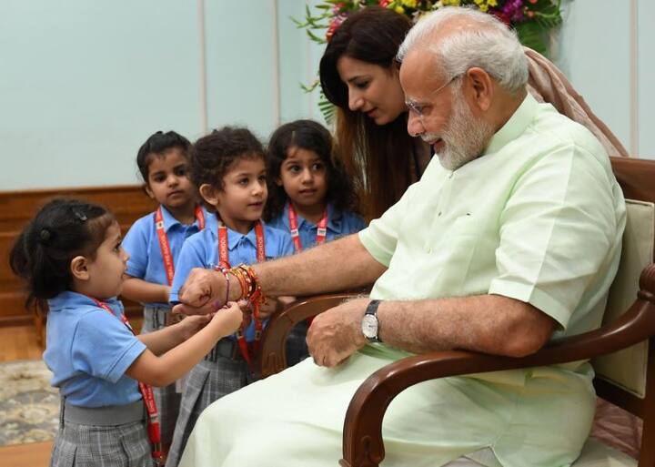  पीएम अक्सर बच्चों के बीच जाना पसंद करते हैं. यही वजह है कि स्वत्रंता दिवस के दिन भी लाल किले पर मौजूद बच्चों से पीएम मोदी खुद जाकर मिले थे. फोटो - पीआईबी