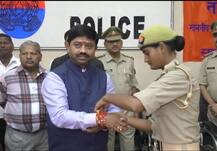 योगी के कैबिनेट मंत्री ने पुलिस लाइंस में महिला सिपाहियों से बंधवाई राखी, दिए तोहफे