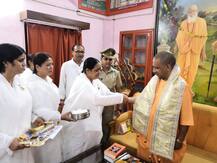 गोरखपुर: ब्रह्मकुमारी बहनों ने राखी से सजाई सीएम की कलाई, योगी आदित्यनाथ ने दोहराया रक्षा का संकल्प