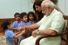Photos: नन्हें बच्चों ने पीएम मोदी को बांधी राखी, प्रधानमंत्री ने दिया आशीर्वाद
