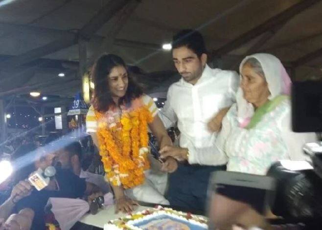 गोल्ड जीत भारत लौटी विनेश एयरपोर्ट पर हार गईं अपना दिल, सोमवीर से की सगाई