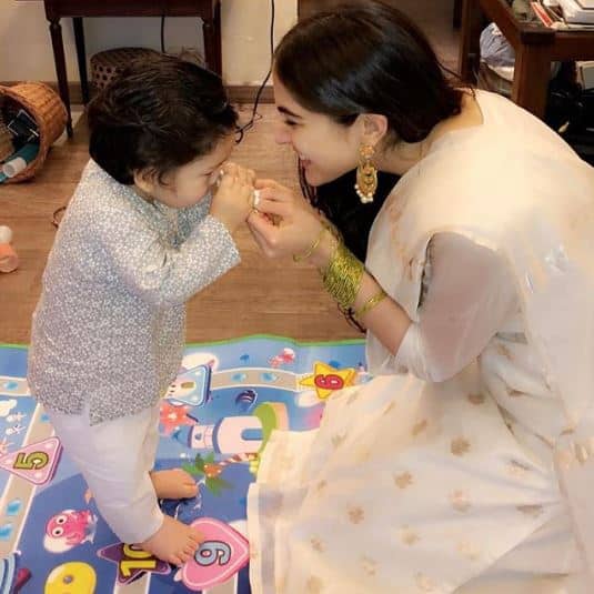 राखी का त्योहार भाई बहन के अटूट बंधन की निशानी है. यही वजह है कि सैफ अली खान और अमृता सिंह की बेटी सारा अली खान ने अपने दोनों भाईयों इब्राहिम अली खान और तैमूर अली खान की कलाई पर राखी बांधी. इस दौरान सैफ अली खान भी वहां सभी के साथ मौजूद रहे. (तस्वीर: इंस्टाग्राम)