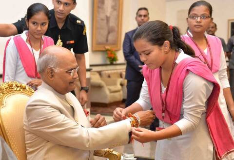 देशभर में धूमधाम से मना रक्षाबंधन का त्यौहार, राष्ट्रपति, प्रधानमंत्री ने दी बधाई देशभर में धूमधाम से मना रक्षाबंधन का त्यौहार, राष्ट्रपति, प्रधानमंत्री ने दी बधाई