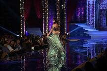 Lakme Fashion Week Finale: रैम्प पर बेहद ग्लैमरस अंदाज में उतरीं करीना कपूर खान