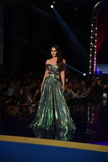 Lakme Fashion Week Finale: रैम्प पर बेहद ग्लैमरस अंदाज में उतरीं करीना कपूर खान