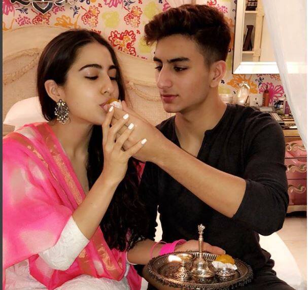 पहले सारा ने अपने घर पर इब्राहिम को राखी बांधी और उसके बाद ये दोनों करीना और सैफ के घर तैमूर को राखी बांधने पहुंचीं.