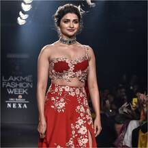 तस्वीरें: रैंप पर उतरी एक्ट्रेस प्राची देसाई, ड्रेस देखकर फैंस हुए खुश