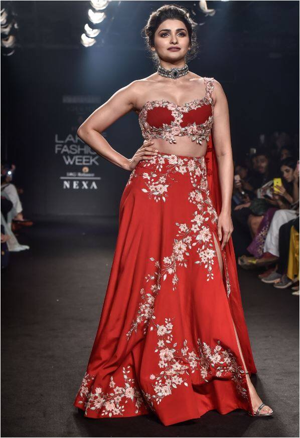 अपनी क्यूटनेस के लिए फेमस प्राची देसाई रेड ड्रेस रैंप वॉक के दौरान बेहद खूबसूरत लग रही थी. वहीं वॉक करते हुए प्राची के गले में एक हसीन नेकलेस भी नजर आ रहा था. फोटो - फोटोकॉर्प