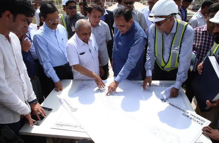इस दौरे में सीएम के साथ डिप्टी सीएम नितिन पटेल भी दिखें. दोनों ने इस प्रोजेक्ट के निर्माण कार्य को मैप के जरिए देखा. तस्वीर: ट्विटर