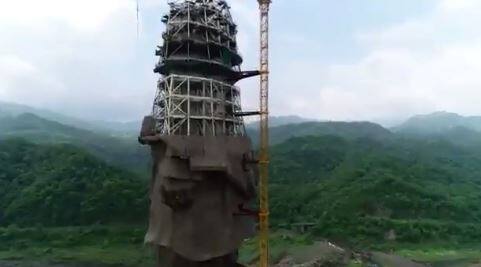 गुजरात में 184 मीटर लंबी पूर्व उप-प्रधानमंत्री वल्लभ भाई पटेल की मूर्ति बनावट के अपने अंतिम चरण में है. इसका नाम 'स्टैच्यू ऑफ यूनिटी' दिया गया है और मूर्ति अभी आधी तैयार हो गई है. तस्वीर: एपी