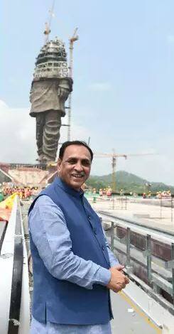 शनिवार को प्रदेश के सीएम विजय रुपाणी इस मूर्ति के निर्माण कार्य को देखने भी पहुंचे थे. साथ ही उन्होंने स्टैच्यू के साथ एक तस्वीर भी खिंचवाई. तस्वीर: ट्विटर