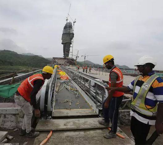 इस प्रोजेक्ट की शुरुआत करीब पांच साल पहले हुई थी जब गुजरात के मुख्यमंत्री नरेंद्र मोदी थे. बताया जा रहा है कि इस मूर्ति का उद्घाटन इसी साल 31 अक्टूबर को होने वाला है. तस्वीर: एपी