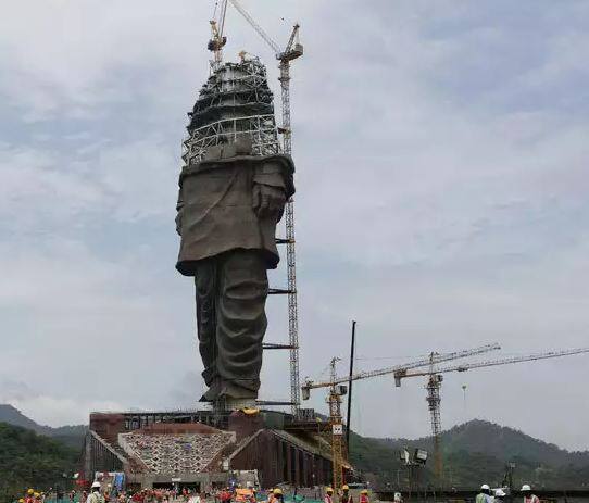 सरदार वल्लभ भाई पटेल की यह मूर्ति 2980 करोड़ रुपये की लागत से बन रही है. तस्वीर: एपी