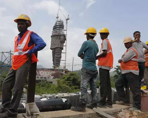 प्रदेश की राजधानी अहमदाबाद से 200 किलोमीटर दूर नर्मदा नदी के पास इस मूर्ति को बनाया जा रहा है. तस्वीर: ट्विटर