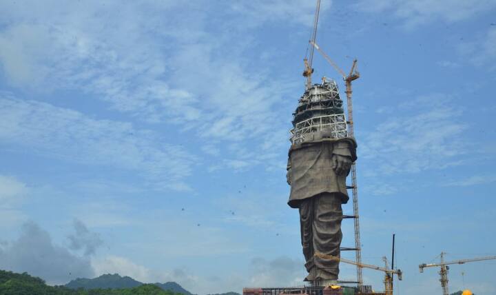 इंडियन एक्सप्रेस की रिपोर्ट की मानें तो इस मूर्ति को बनाने का काम मलेशिया बेस्ड कंपनी 'Eversendai' को सौंपा गया है. बता दें कि इस कंपनी ने दुबई की सबसे फेमस इमारत 'बुर्ज खलीफा' और 'बुर्ज अल अरब' भी तैयार की थी. वहीं टीक्यू आर्ट फाउंड्री के आर्टिस्ट राम सुतार की देखरेख में इसे तैयार किया जा रहा है. तस्वीर: ट्विटर