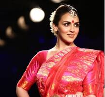 Lakme Fasion Week में रैंप वॉक के बाद AWKWARD मूमेंट का शिकार हुईं ईशा, VIDEO