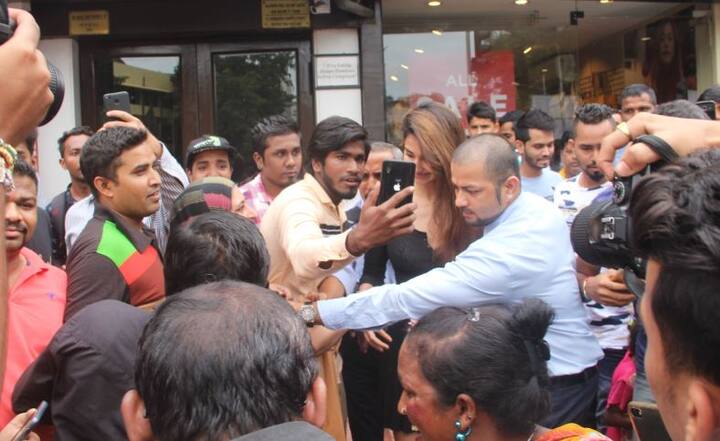 टाइगर इतनी जल्दी में निकले कि वो पीछे मुड़कर देखना ही भूल गए कि दिशा को फैंस ने बुरी तरह से घेर लिया है. 