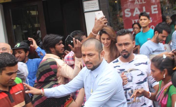 वहां, दिशा को फैंस ने इतनी बुरी तरह घेर लिया था कि 100 मीटर दूर खड़ी अपनी कार तक जाना भी मोहाल हो गया. 