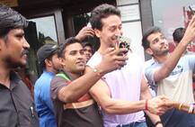 IN PICS: टाइगर के साथ लंच पर पहुंची दिशा को फैंस ने घेरा, मुश्किल से बचकर निकले दोनों