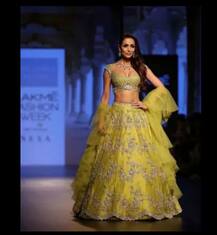 लैक्मे फैशन वीक 2018: एक्ट्रेस मलाइका अरोड़ा ने ग्रीन ड्रेस में बिखेरा जलवा