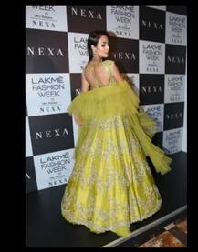 लैक्मे फैशन वीक 2018: एक्ट्रेस मलाइका अरोड़ा ने ग्रीन ड्रेस में बिखेरा जलवा