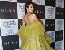 लैक्मे फैशन वीक 2018: एक्ट्रेस मलाइका अरोड़ा ने ग्रीन ड्रेस में बिखेरा जलवा