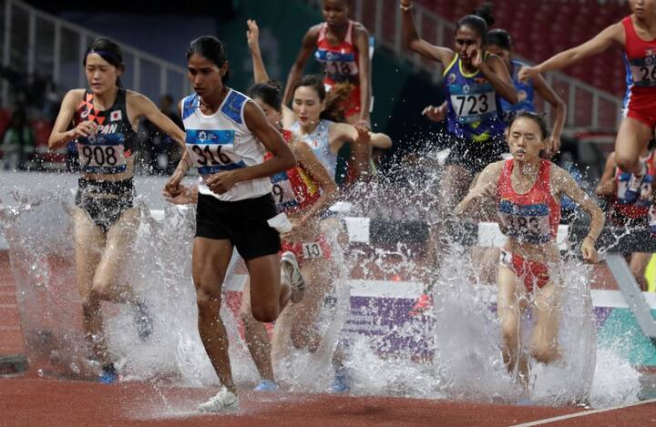 वहीं धावक सुधा सिंह एथलेटिक्स कम्पटीशन में 3000 मीटर की स्पर्धा में दौड़ लगाती दिखीं. तस्वीर: एपी