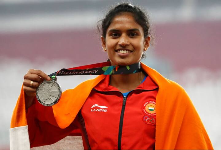 इनके साथ ही वीमेन लॉन्ग जंप में नीना वाराकील ने सिल्वर मेडल जीता. तस्वीर: एपी