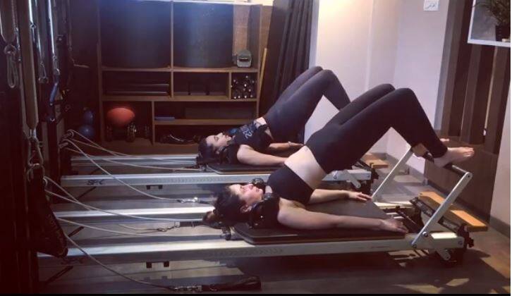 Kareena kapoor khan work out video VIDEO: लैक्मे फैशन वीक में रैंप वॉक के बाद जिम में पसीना बहाती नज़र आईं करीना कपूर खान