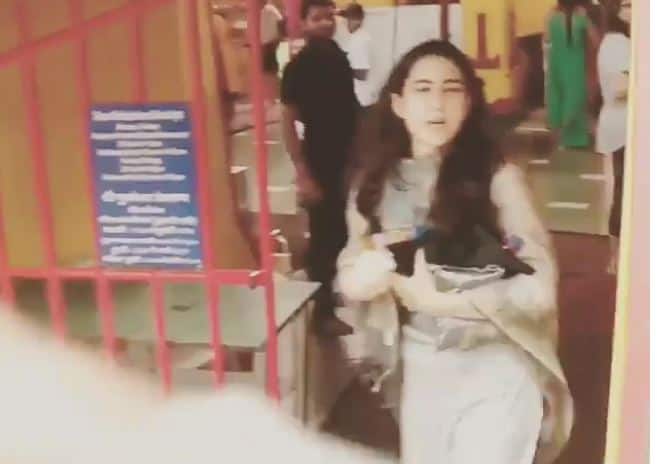 Sara Ali Khan yelled on photographers in temple, video viral मंदिर में भड़कीं सारा अली खान का VIDEO हो रहा वायरल, जानिए आखिर क्या बोलीं सारा